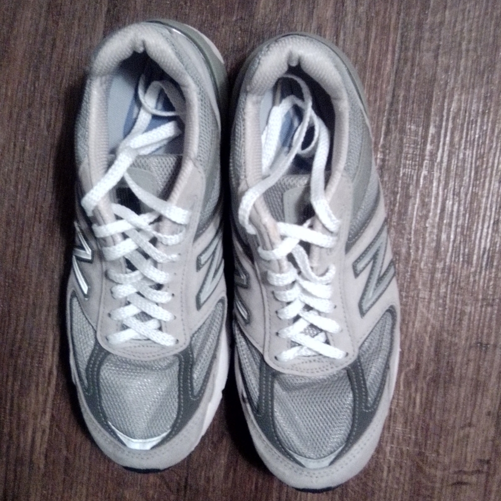 Women's Gray New Balance Made In The USA 990v5  Core Size 9.5 in Good Condition.